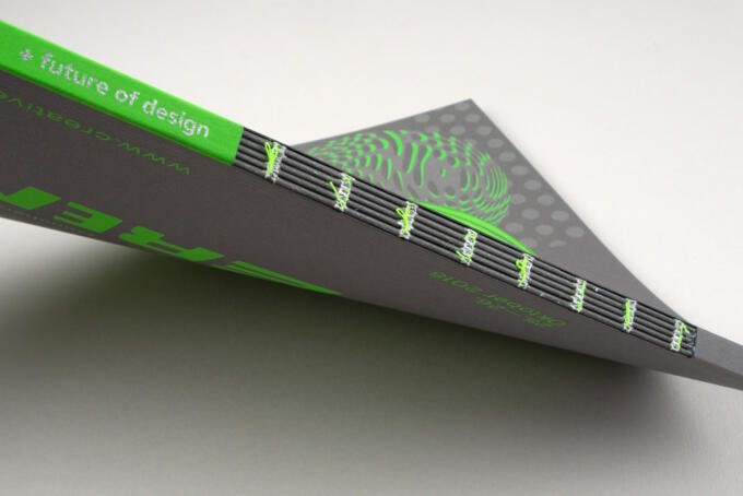 Halboffene Fadenheftung mit Neonfäden