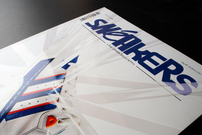 UV-Lack auf weißem Papier mit Cello matt