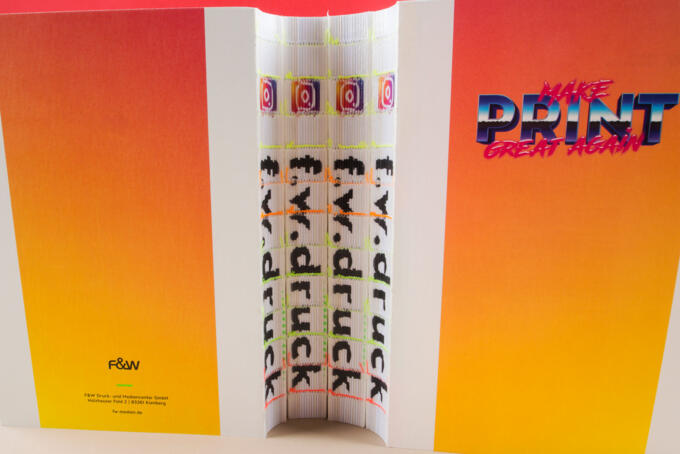 Offene Fadenheftung mit Neonfäden