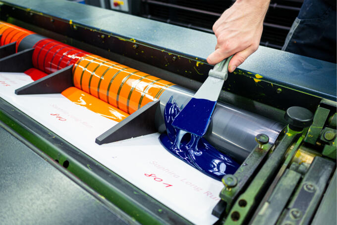 Farben für den Irisdruck werden in den Farbkasten gespachtelt