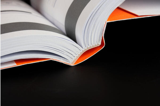 Freirückenbroschüre mit Neon-Orange