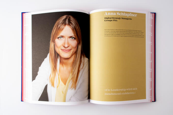 offenes Buch mit Leinenprägung und Farbschnitt