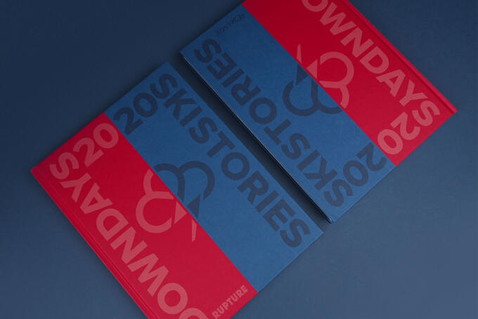 Hardoverbuch mit blauem und rotem Einband