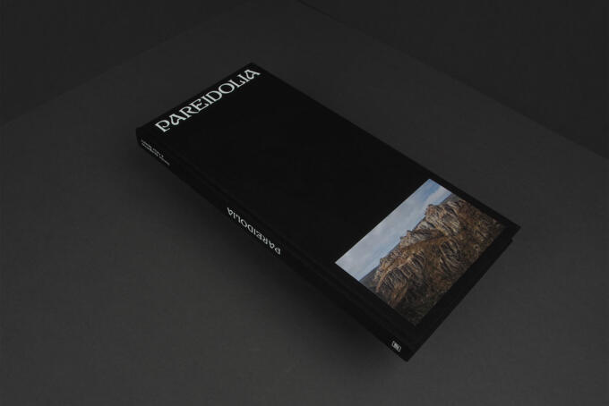 Hardcoverbuch mit schwarzem Leinen und Siebdruck