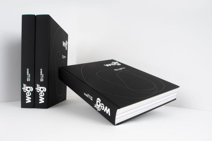 Hardcoverbücher an der Wand mit Siebdruck