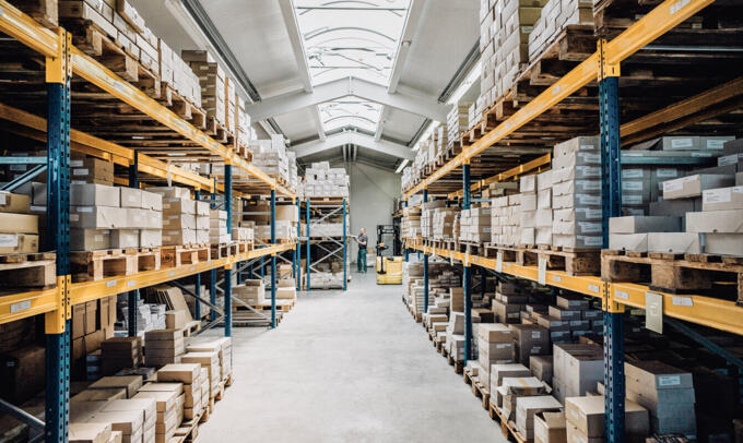 Druckerei Lager mit Hochregal