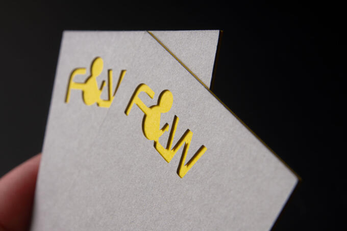 Laserstanzung Logo auf Visitenkarte