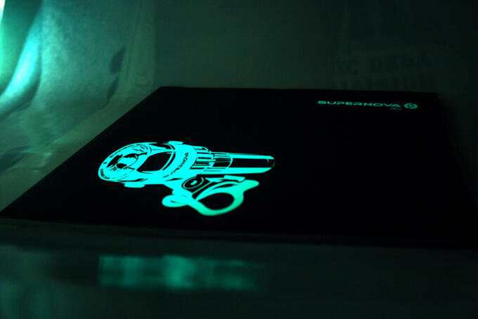 Nachleuchtfarbe auf Papier leuchtet im dunklen