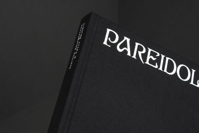 Weißer Siebdruck auf schwarzem Leinen