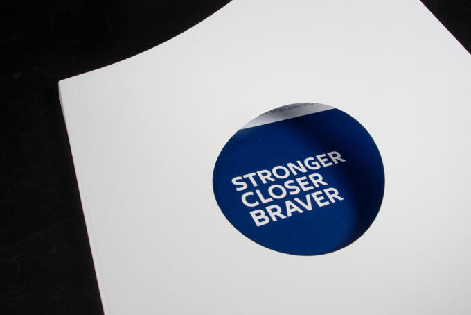 Stanzung runder Kreis auf Titelseite einer Broschüre