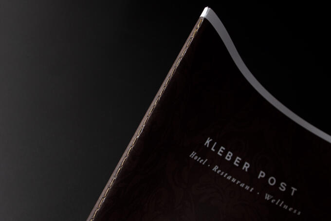 Steppstichheftung mit goldenem Faden