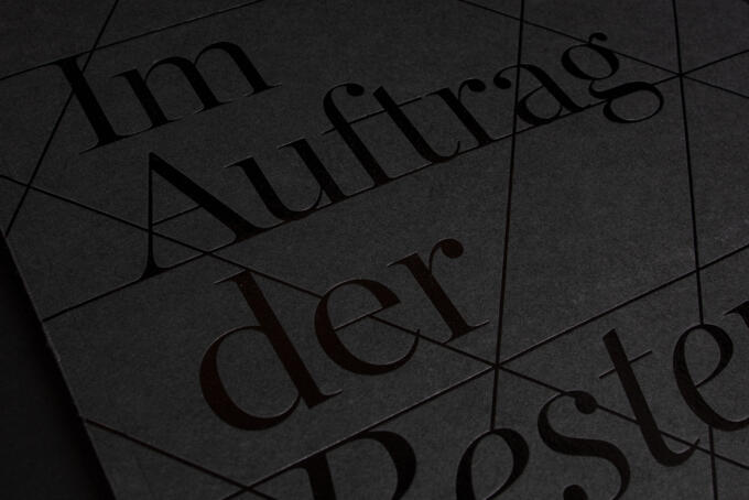 UV-Lack auf schwarzem Papier