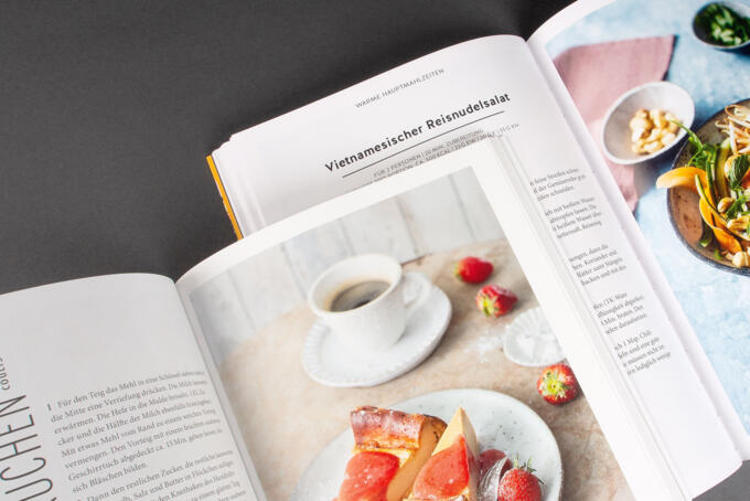 offenes Kochbuch mit Rezepten