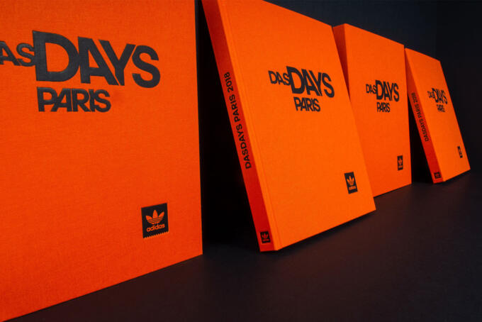 matte schwarze Heißfolienprägung auf orangem Leinen