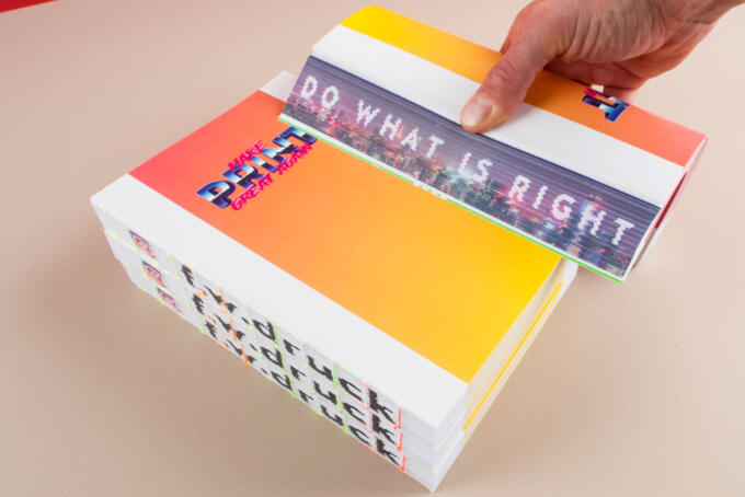 Offene Fadenheftung mit Neonfäden