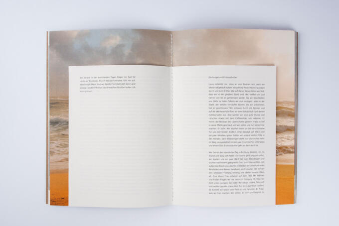 Booklet in offener Steppstichheftung liegt auf dem Tisch