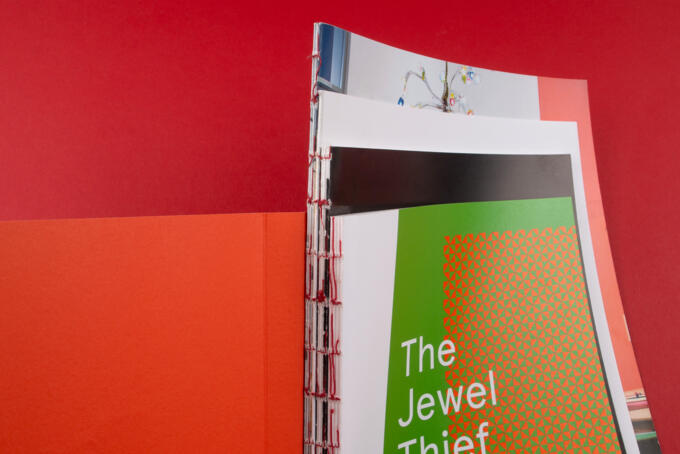 Schweizer Broschüre als offene Fadenheftung