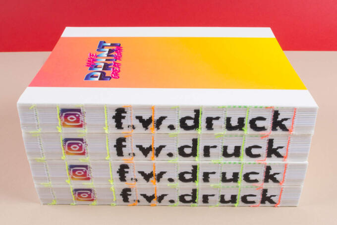 Offene Fadenheftung mit Neonfäden