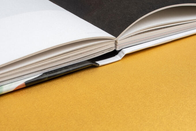 Hardcover Buch als Schweizer Broschüre auf goldenem Papier