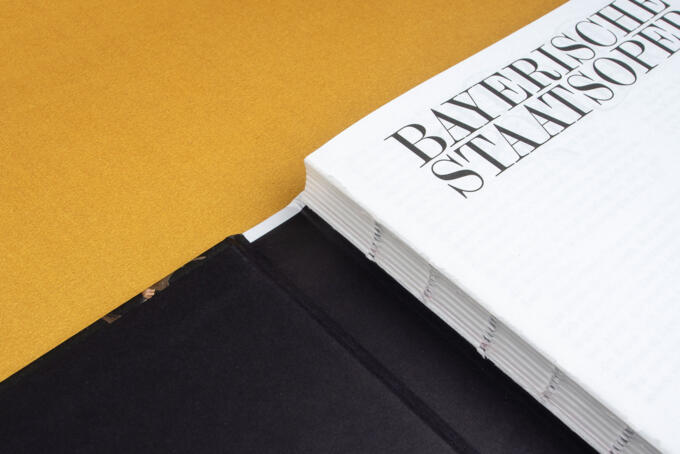 Einblick in eine schweizer Broschur die offen am Tisch liegt