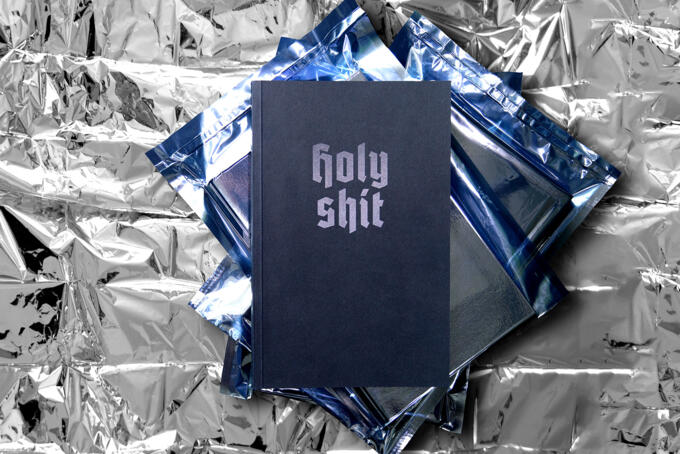 Schwarzes Papier bedruckt mit schwarz als alternative zum UV-Lack