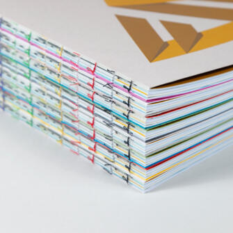 Offene Fadenheftung mit bunte Fäden